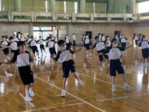 運動会ダンス練習（１年） (2)