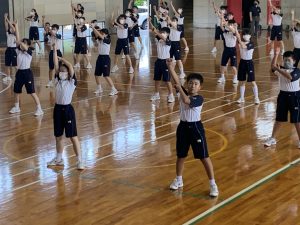運動会ダンス練習（１年） (4)